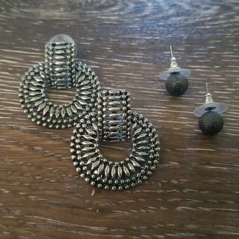 2 pairs of earrings